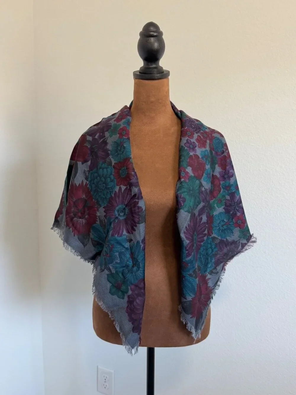 JH Collectibles Made in USA Wool Blend Raw Hem Floral 38.5'x38.5